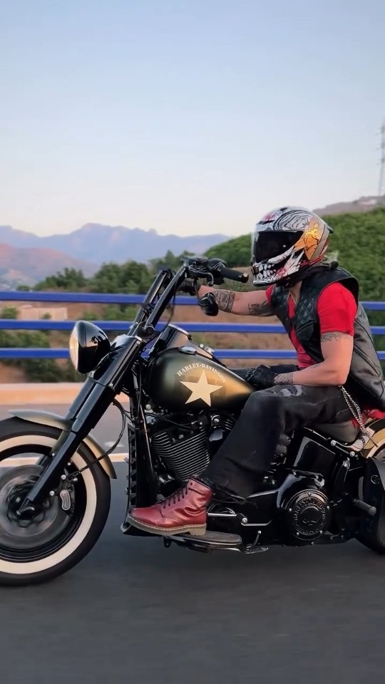 Instagram post by @slimbrutal for Ruroc. Caption reads: 🦅Days gone 🦅

Helmet:....