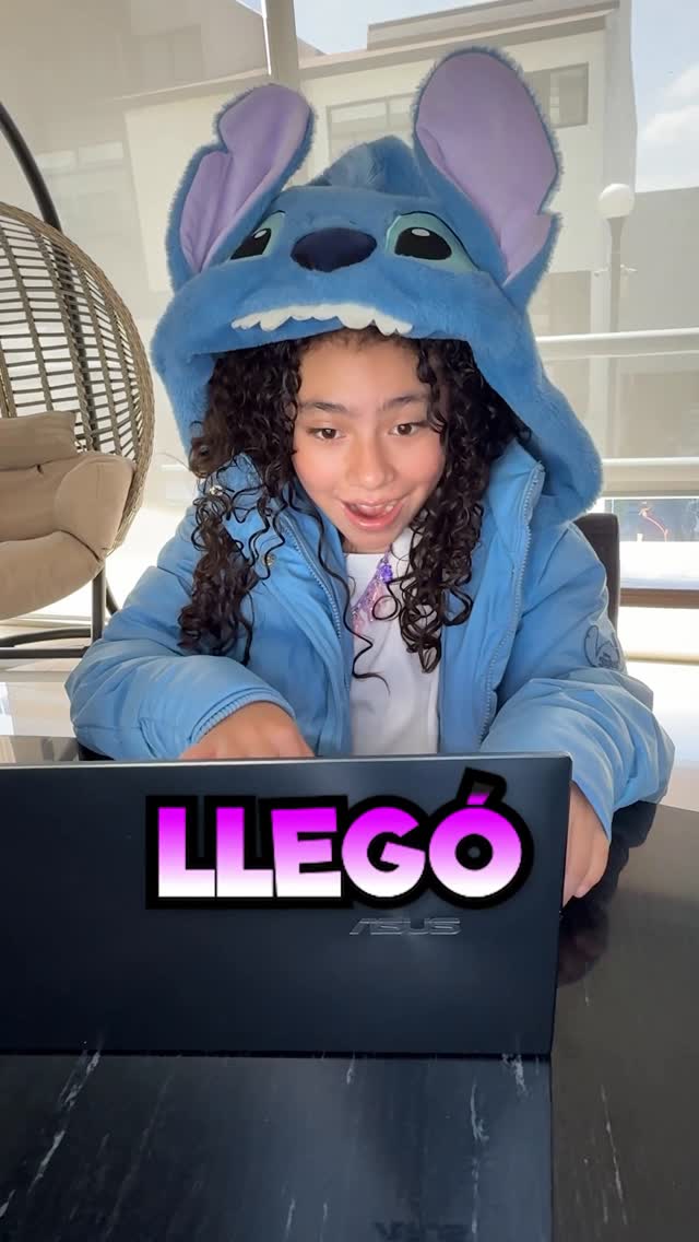 Instagram post by @soy.lorettaa for Mercado Libre. Caption reads: 🔥🌈🩷LORELOVERS🩷🌈🔥 Stitch llegó a Mercado....