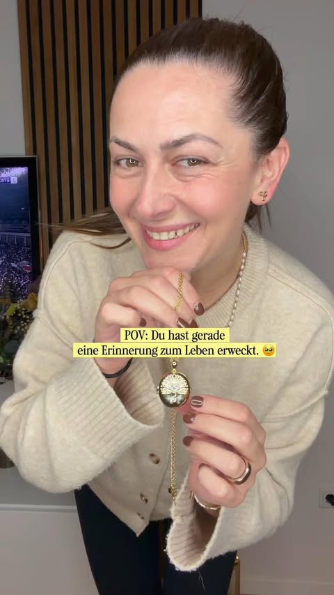Instagram post by @about.kary for totwoo Smart Jewelry. Caption reads: Anzeige - Okay, das ist irgendwie viel cooler als....