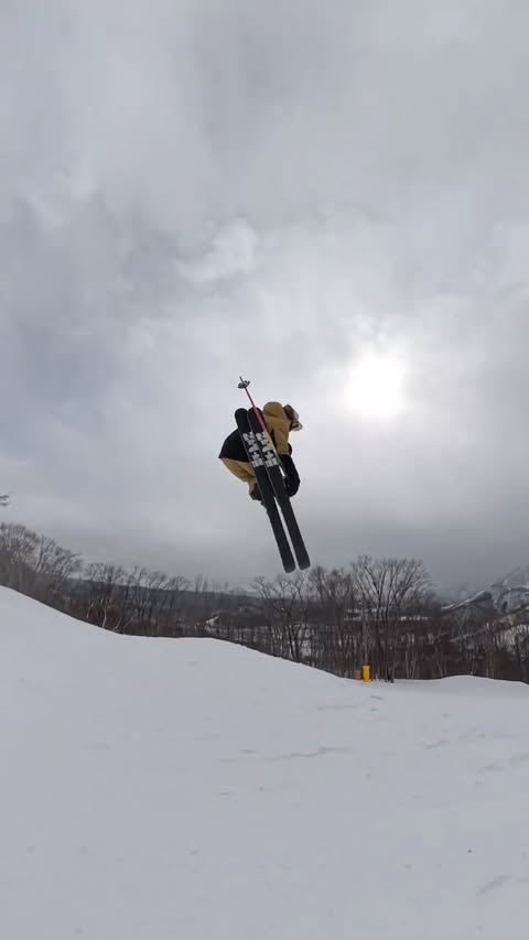 Instagram post by @akaneko_19 for ROXY. Caption reads: [...] @hakuba_iwatake #sponsor @roxyjapan @roxy....