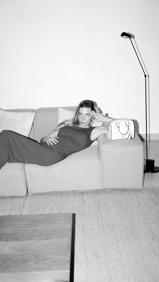 Instagram post by @shawnysander for Etienne Aigner AG. Caption reads: Anzeige- My @aignermunich „Delia“ bag has to carry....