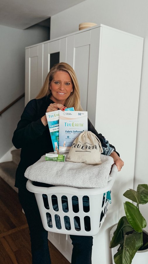 Instagram post by @the.blonde.and.co for Tru Earth. Caption reads: ad - Tru Earth’s Black Friday Deals are HERE!! All....