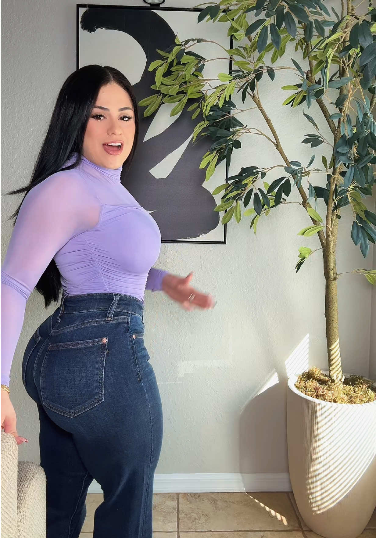 TikTok post by @meliigiselle for Glamour Modern Fashion. Caption reads: [...] #tummycontroljeans @Glamour Modern Fashion.
