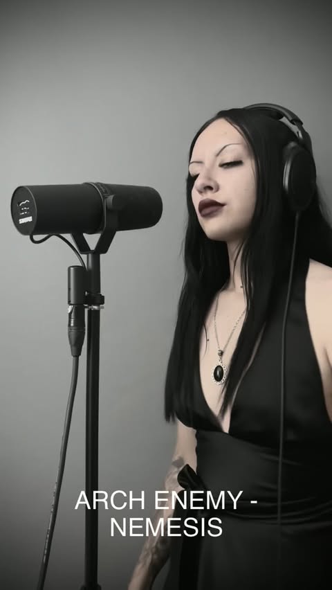 Instagram post by @senem.semiz for Shure. Caption reads: [...] @ohlaurenhart 🖤Mikrofon - @shure Sm7b....
