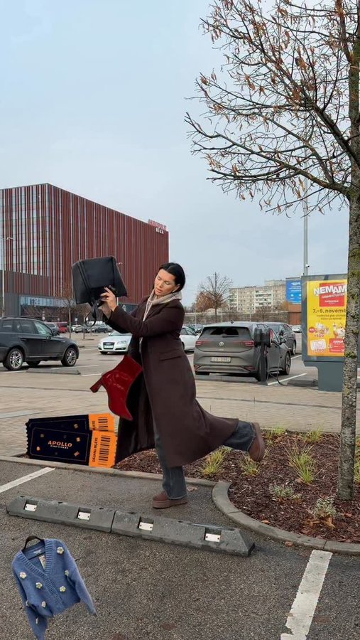 Instagram post by @santaniim for AKROPOLE Latvija. Caption reads: ŅEMAM savas lielākās iepirkumu somas un....