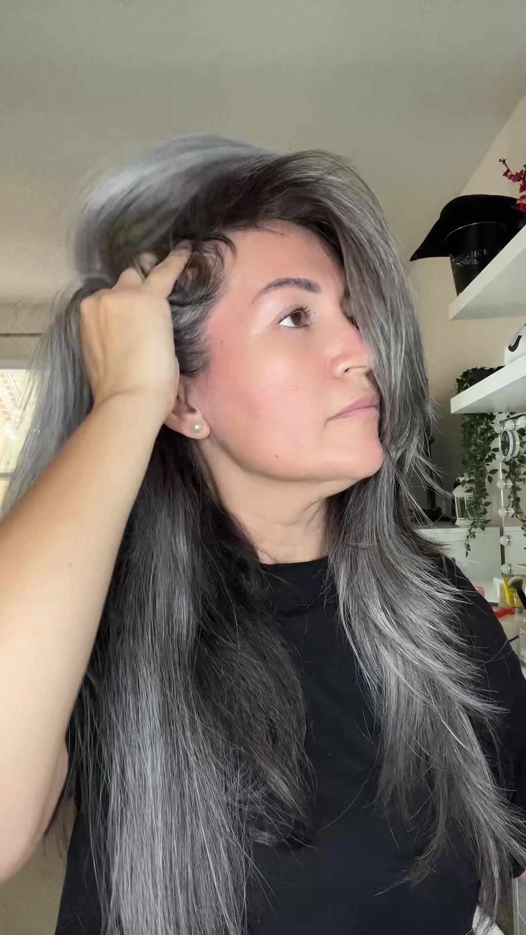 TikTok post by @yolie2lolie for Fable and Mane. Caption reads: Replying to @amalialicona asi controlo las canas....