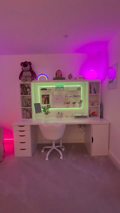 Instagram post by @louise_andallthingshome for Philips Hue. Caption reads: [...] fun with the lighting, so I went for Philips....