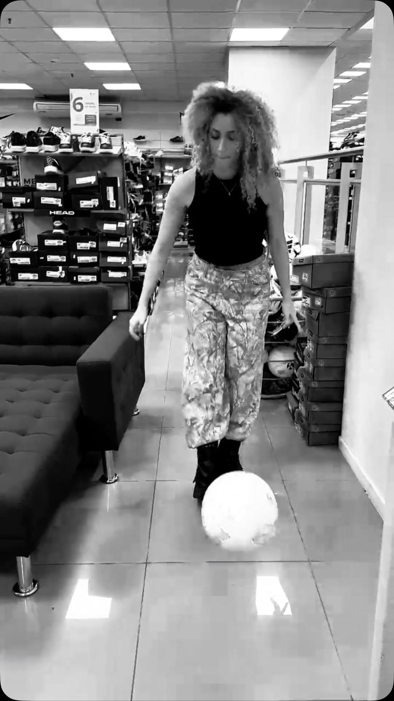 Instagram post by @luluciccarone for Coppel. Caption reads: 🔥 Me vine a la tienda de Coppel en Flores a....