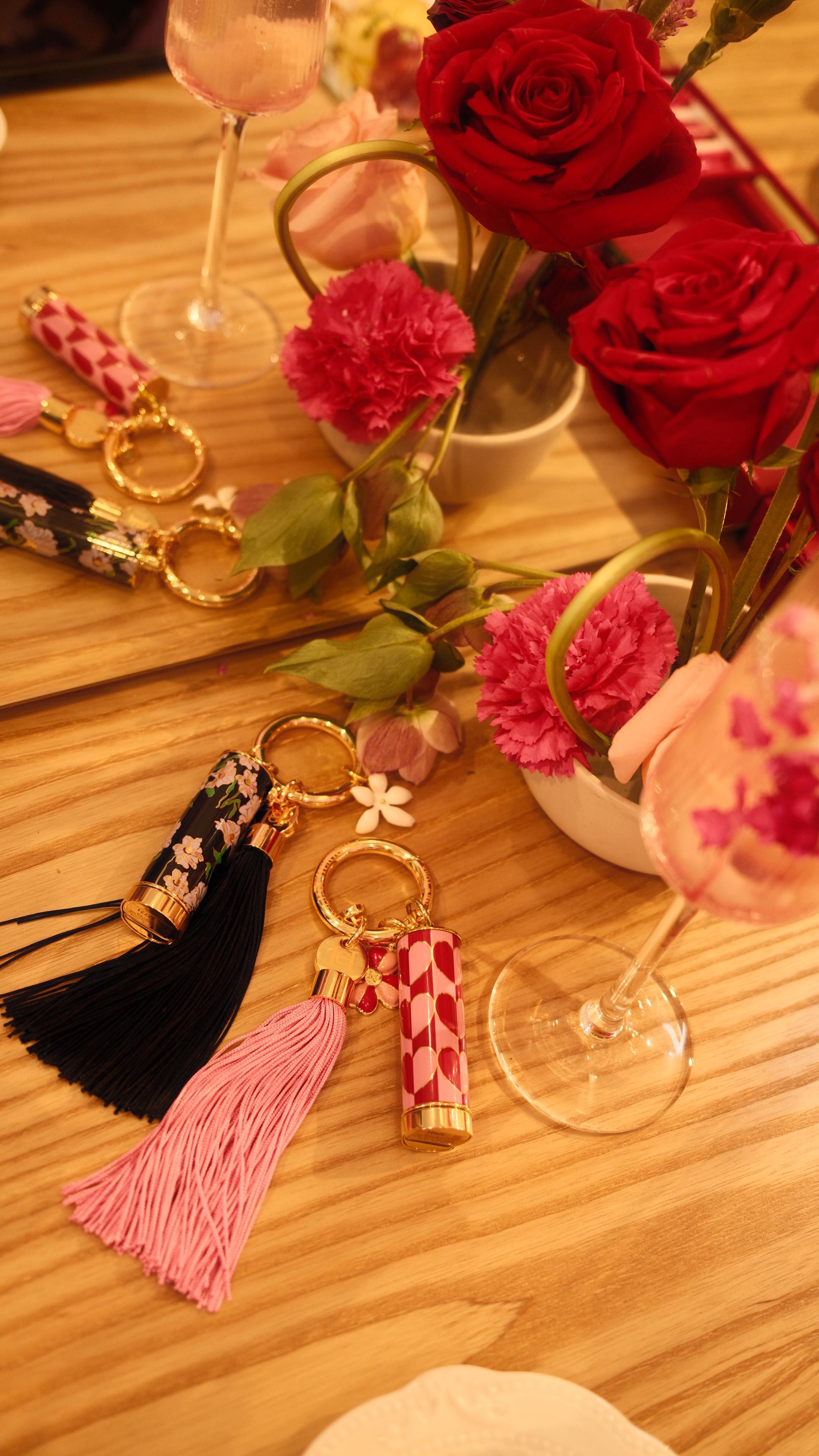 Instagram post by @mariamanugomez for Falabella Colombia. Caption reads: Glamour hecho maquillaje 💄✨, la nueva propuesta....