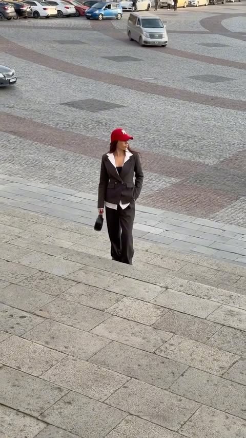 Instagram post by @lelukaa.khurts for JardinVue. Caption reads: Stepping into the season with Jardinvue —
classic....