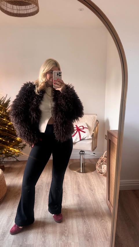 Instagram post by @lisa_nellie_dottiexx for Stylink. Caption reads: sometimes less is more ❤️ classic 

@stylink @asos.