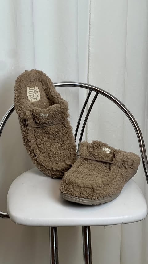 Instagram post by @friedersell for HEYDUDE. Caption reads: Starting cozy season right with @heydude_europe 🍂.