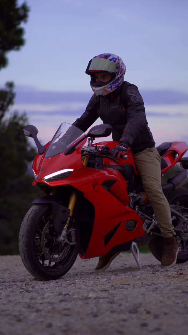 Instagram post by @daveharper14 for SHARK Helmets. Caption reads: [...] 
@beringmoto
@seguramoto 
.
#ducati....