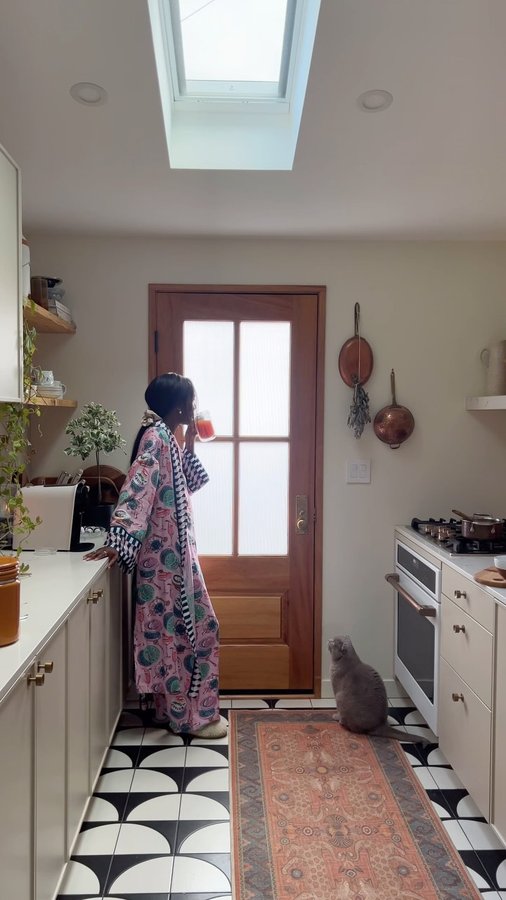 Instagram post by @thishouse5000 for Davidstea. Caption reads: #ad i used to have a bad habit of not eating a....