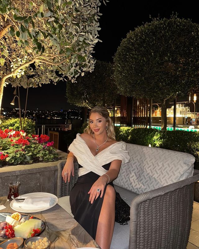 Instagram post by @aleyna_dalveren for Alfabeta. Caption reads: Siyah beyazz Film gibi birazz🖤🤍 #reklam.