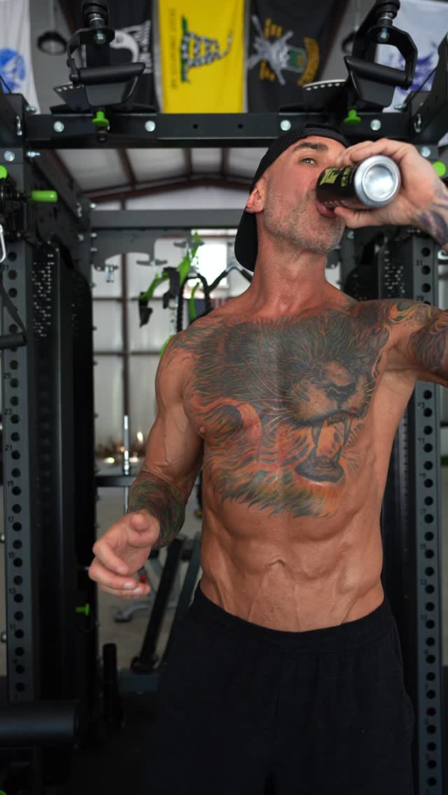 Instagram post by @jonathan_coyle for Reign Body Fuel. Caption reads: Form Check: @reignbodyfuel 

Most people only....