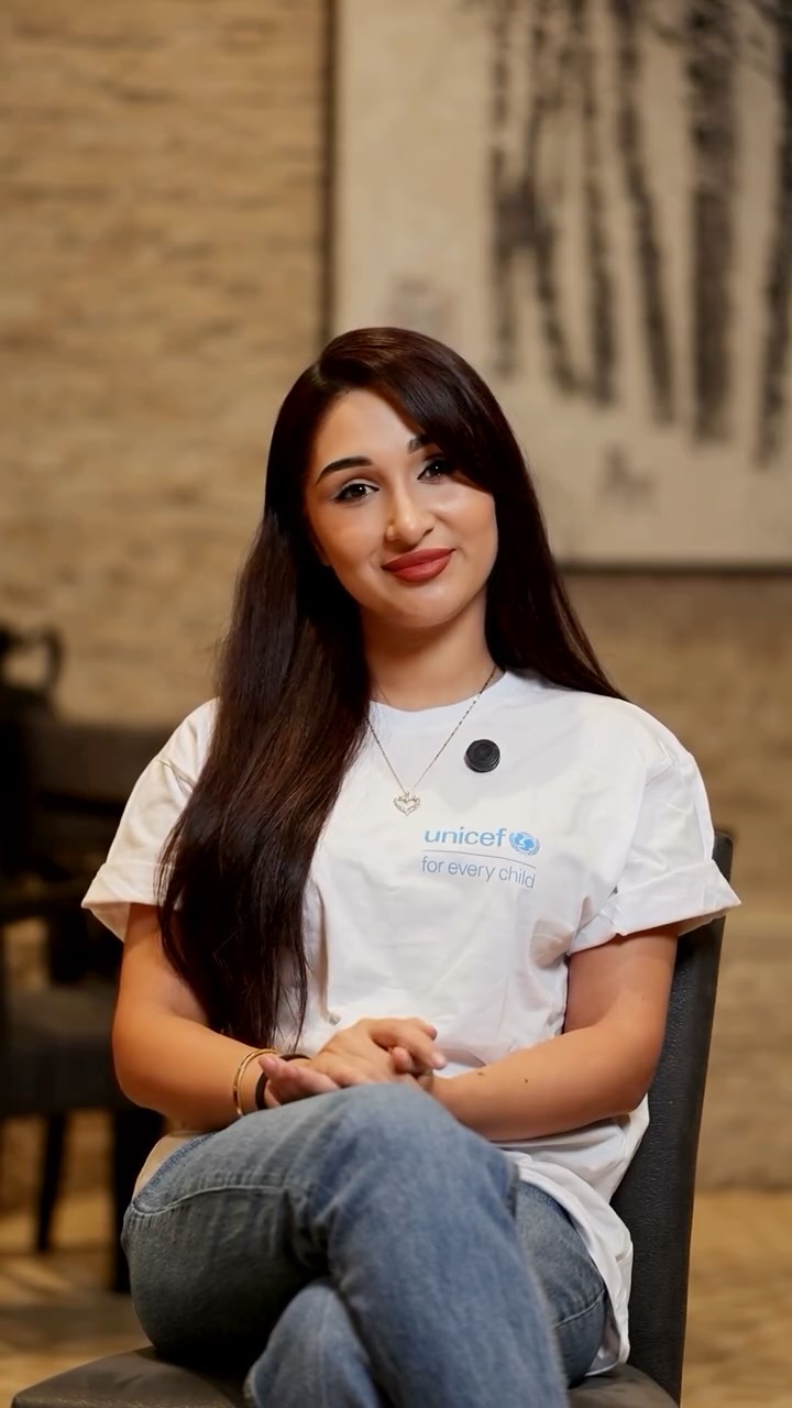 Instagram post by @mehrnigormusic for UNICEF. Caption reads: Каждая девочка заслуживает расти без страха, быть....