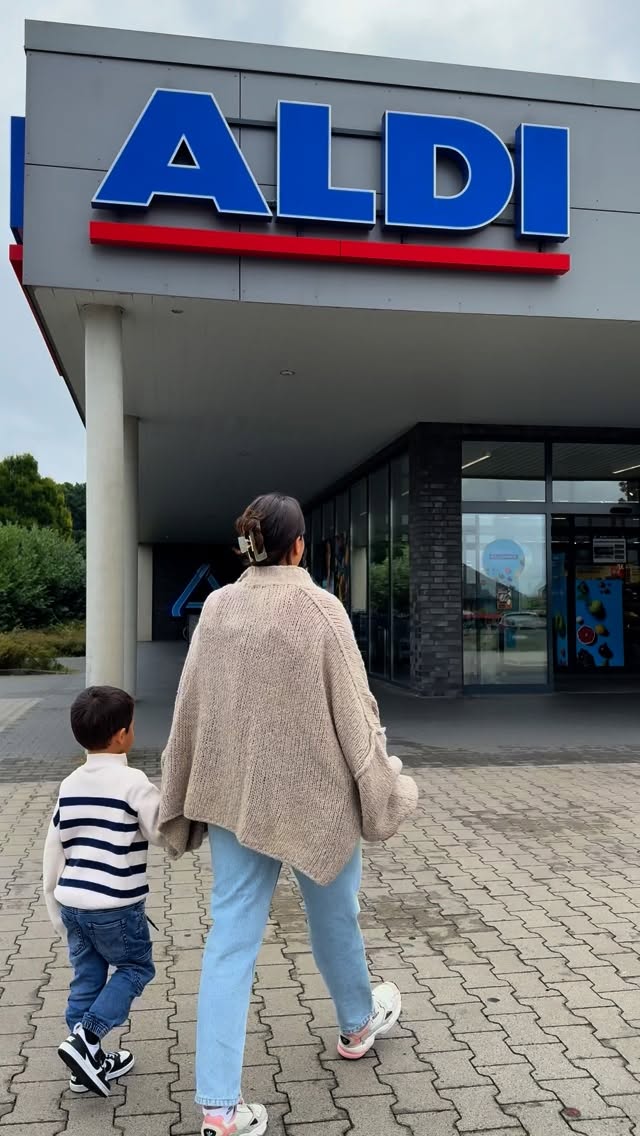 Instagram post by @mishariska for ALDI Nord. Caption reads: Werbung/ Sammeln, kleben, lachen – jetzt mit 🐾....