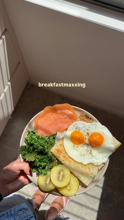 Instagram post by @laura_ashleighh for MyFitnessPal. Caption reads: [...] protein shake too. Well fuelled 🙌🏻....
