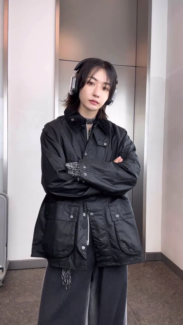 Instagram post by @renya_0911 for Barbour. Caption reads: ⠀ 
Barbour のジャケットを使ったスタイリング🖤
@barbourjapan....