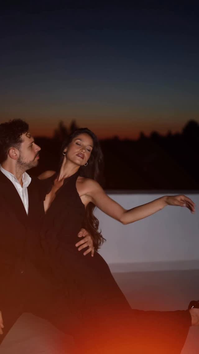 Instagram post by @bogdanmedvedi for Avon Romania. Caption reads: O poveste scrisă în note de orhidee roșie și ardei....