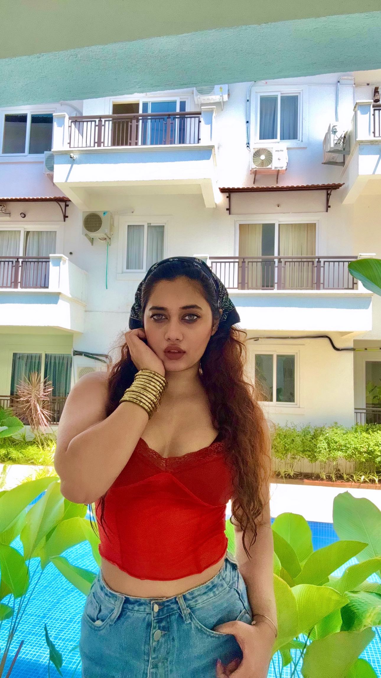 Instagram post by @iamankitakharat for Urbanic. Caption reads: llévame a ver la puesta de sol 🧡

Fit check....