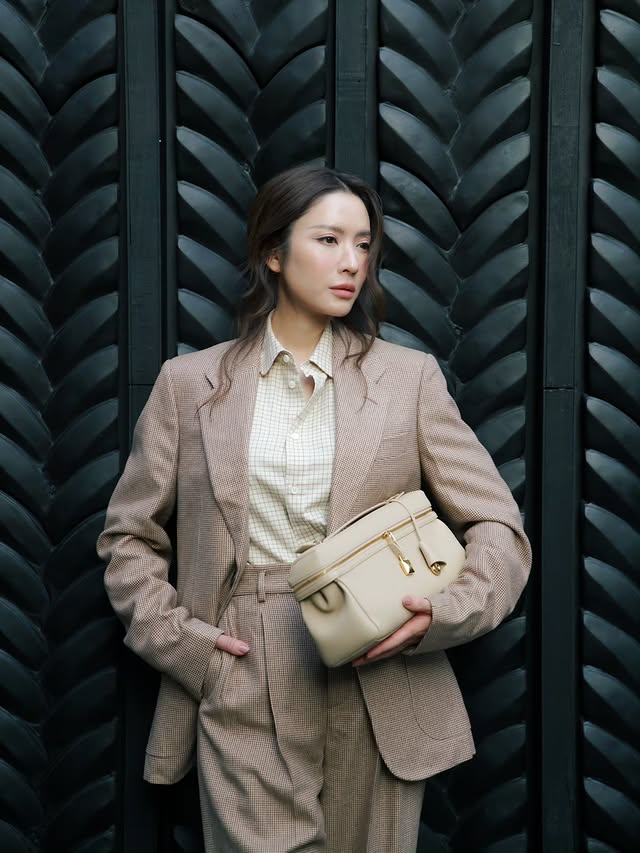 Instagram post by @aff_taksaorn for Loro Piana. Caption reads: [...] trusted piece, the Extra Softy Bag🤎....