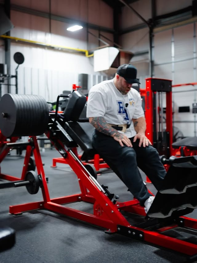 Instagram post by @iainvalliere for Gymreapers. Caption reads: [...] 3 x 6-10 Quad extension: 2 x 12-15....