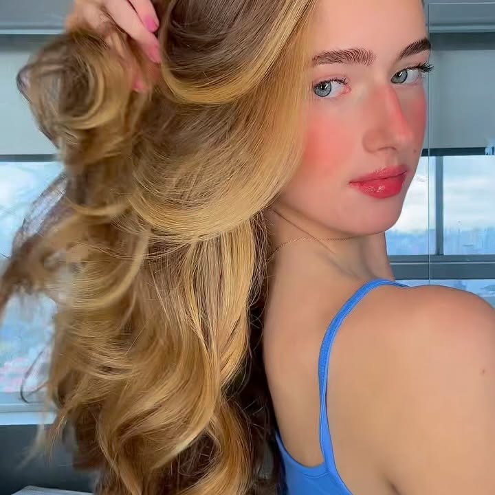 Instagram post by @kyarakogut for Hidratei. Caption reads: CUPOM 10%: KYARAKOGUT 🩵@hidratei 

#explorepage....