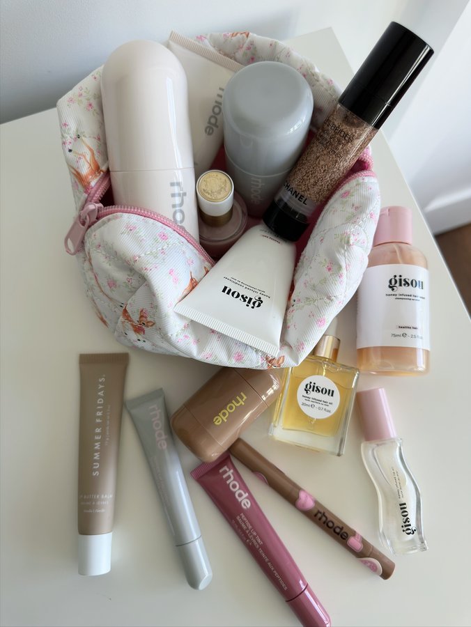 Instagram post by @moodpourtoi for Gisou. Caption reads: [...] from me? 🪽 WHATS IN MY BAGS: @gisou @rhode....