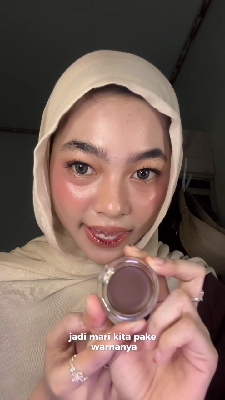 TikTok post by @zahwaalya55 for OTWOO Indonesia. Caption reads: siapa yg minta tutor alis nihhh w tutor yhh #otwoo....