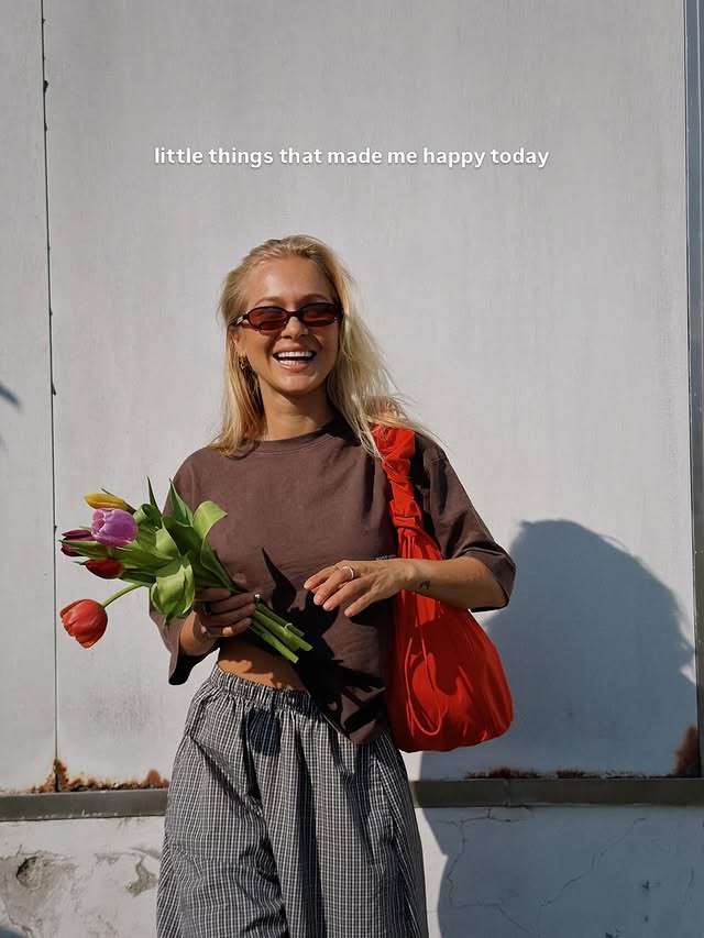 Instagram post by @hannah.hofinger for GOT BAG. Caption reads: [...] made me happy today. ☀️📚💐 wearing @gotbag....