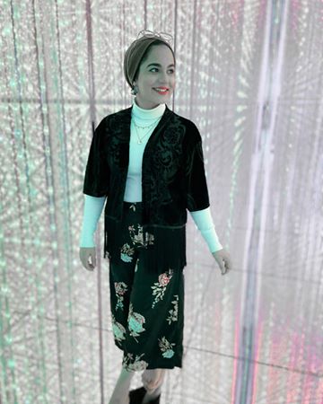 Instagram post by @heyaaniya for Girlboss. Caption reads: Shine bright like...an octahedral structure of....