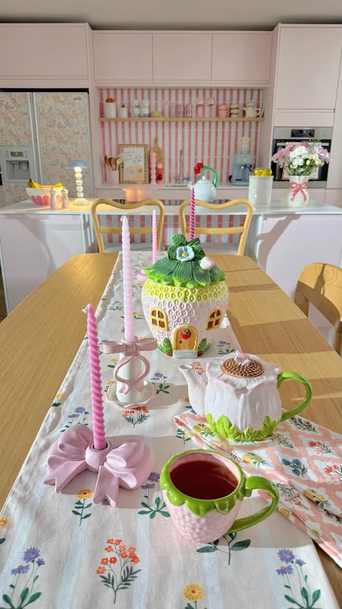 Instagram post by @homewithhelenandco for Castlery. Caption reads: Ad. You know I can’t resist curvy furniture 😍 I....