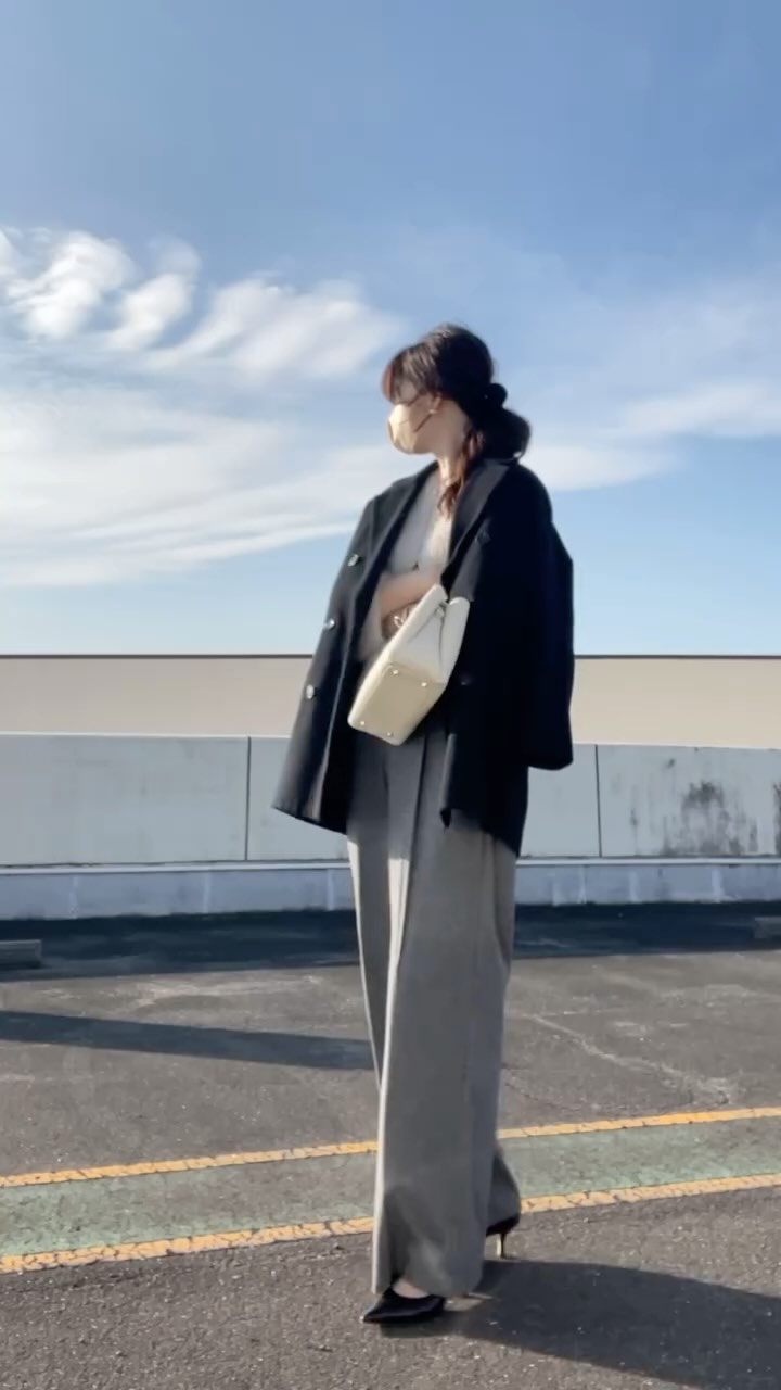 Instagram post by @mei.5.7.des for HAYNI. Caption reads: .
上質な本革ハンドバッグ👜
シンプルだからどんなコーデにも合わせやすいデザイン
取り外し可能なシ....