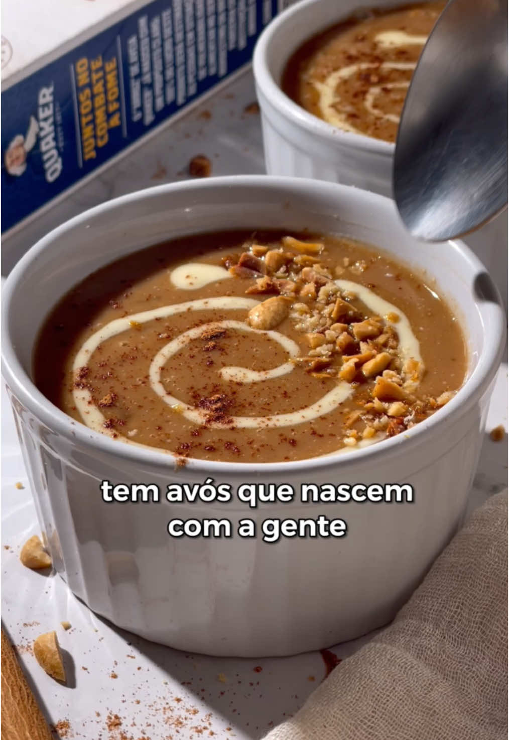 TikTok post by @comida.sem.regra for Quaker. Caption reads: 🥜“ARROZ” DE AVEIA COM AMENDOIM E CHOCOLATE BRANCO....