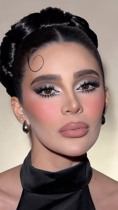 Instagram post by @jonathancaamacho for Docolor.Official. Caption reads: Proceso de maquillaje en tonos fríos 🩶🤍 usarían....