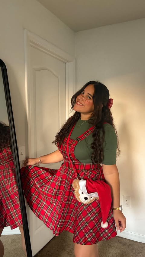 Instagram post by @raquel.in.pink for Unique Vintage. Caption reads: [...] a santa duffy look!🧸🎅

thank you....