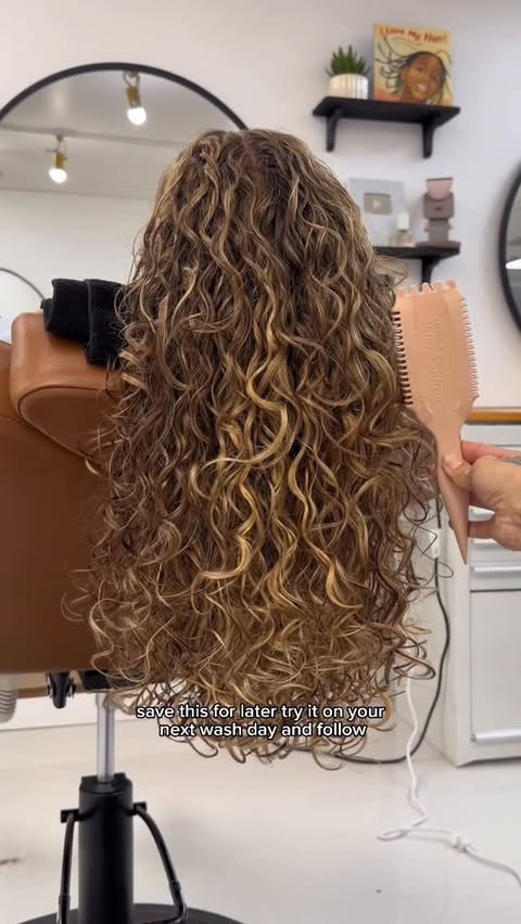 Instagram post by @sharstylescurls for BounceCurl. Caption reads: [...] might be your sign. #SharStylesCurls....