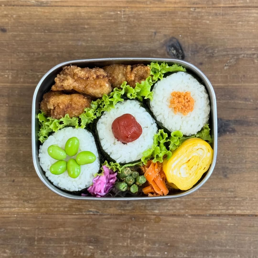 Instagram post by @_kazoku.gohan_ for Takenoya. Caption reads: 今日の#お弁当

#おにぎり弁当
#女子高生弁当

最近おにぎり作ったら
娘達の評判がいい❤️

#....