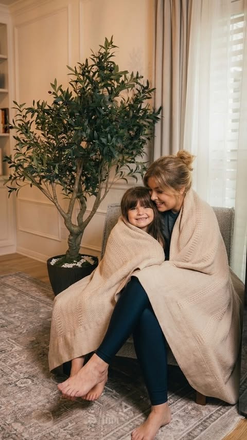 Instagram post by @aylinzorlular for Bedsure Home. Caption reads: [...] #BedsureOrganicCottonBlanket @Bedsurehome.