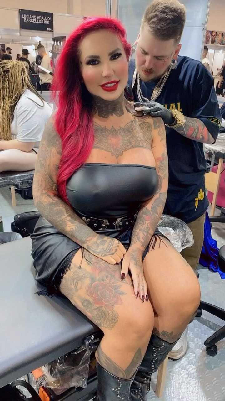 Instagram post by @sabrinaboingboingoficial for Pandora Supply. Caption reads: Tatuagem é arte é amor!! 

Trabalho feito na....