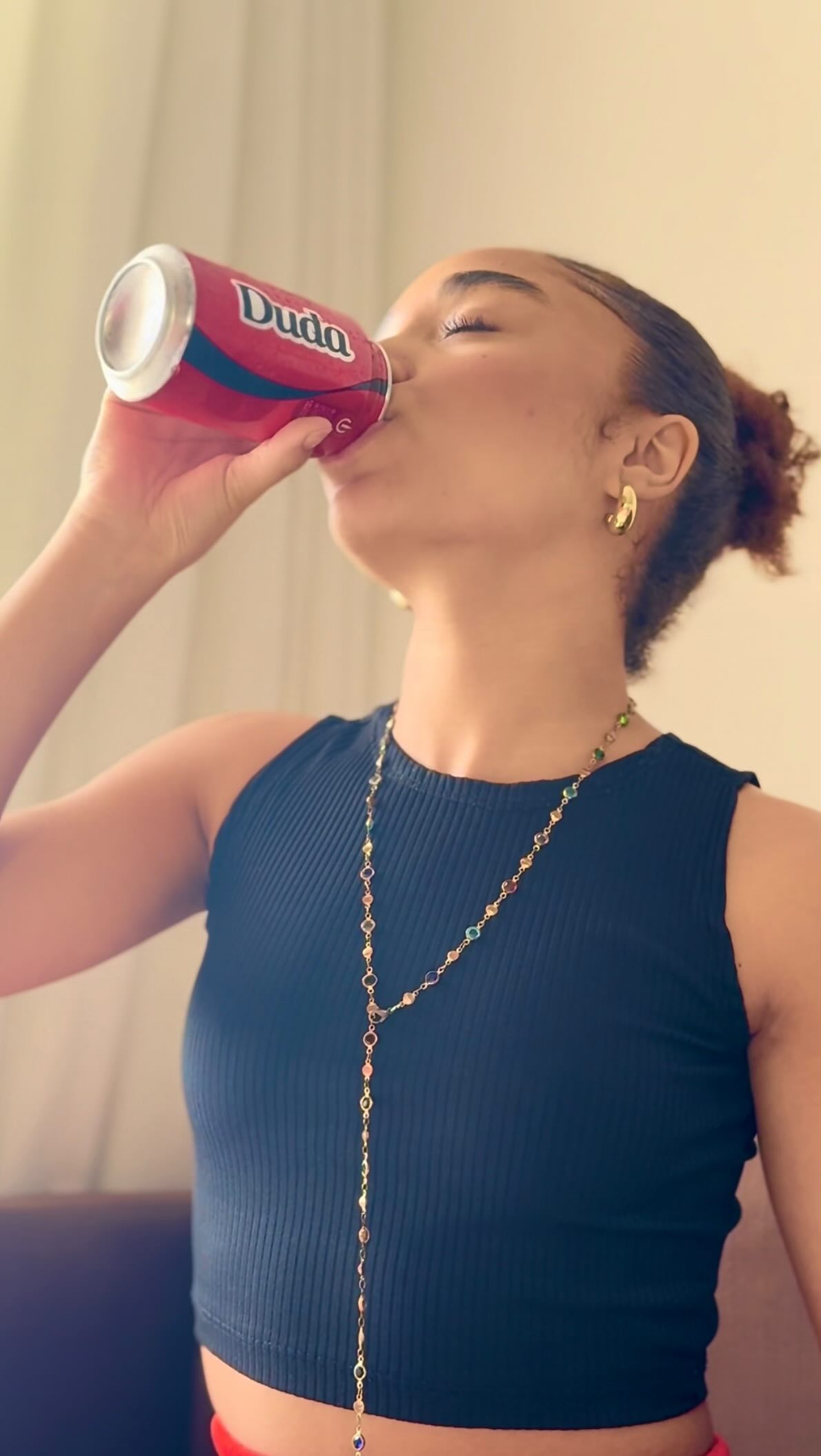 Instagram post by @dudapimenta for Coca-Cola Brasil. Caption reads: As atualizações do crush foram feitas com sucesso…....