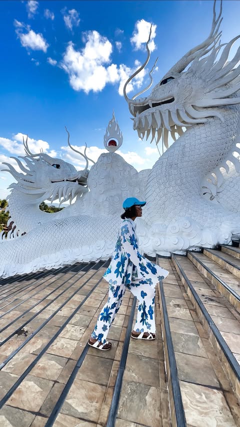 Instagram post by @nanphanitajacob for Holafly. Caption reads: [...] there. That’s why I always set up my....