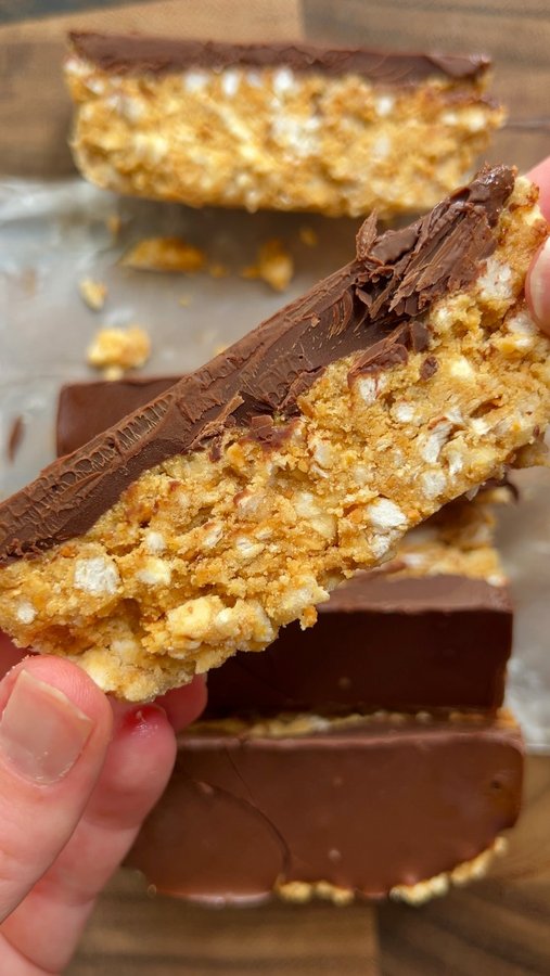 Instagram post by @kizactivelife for True Protein. Caption reads: Peanut butter rice cake bars 🍫

Such an easy no....