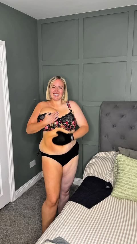 Instagram post by @amymelia_ for BPerfect Cosmetics. Caption reads: [...] a jiggly belly yes I do ❤️ The....