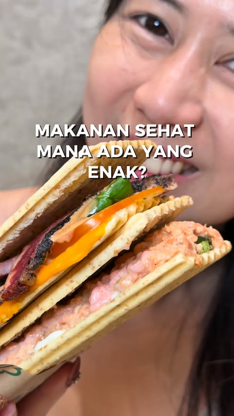 Instagram post by @info_diskon for SaladStop!. Caption reads: [...] satu ini beda nih! enak banget 🥰....