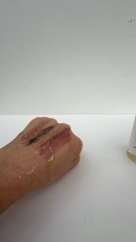 Instagram post by @niluufre for Anua. Caption reads: Not a single speck left 😲 #anua #cleansingoil....