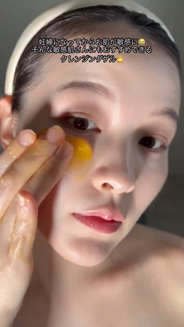 Instagram post by @cami_kana for MANARA. Caption reads: まるではちみつ！？🍯🐝
柑橘系の香りのねっとり濃厚なゲルが、
毛穴の角栓や汚れと一緒に
じんわり....