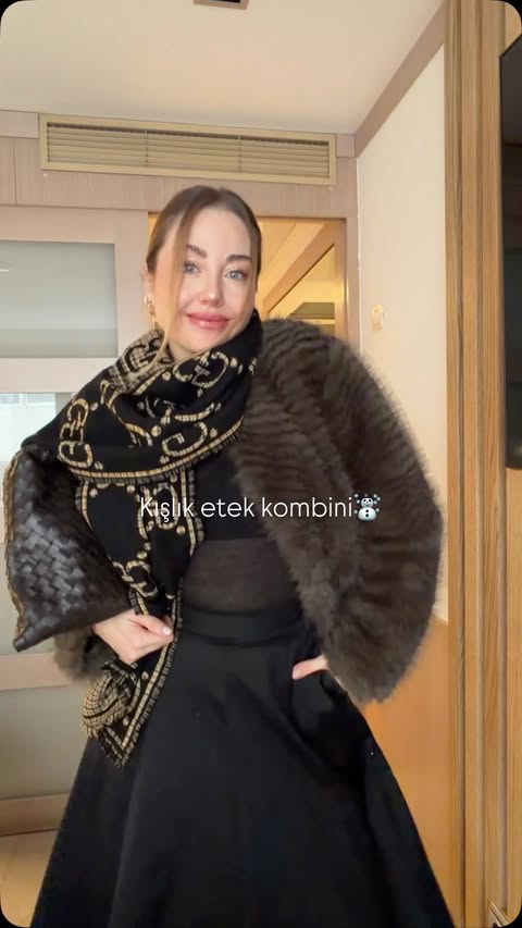 Instagram post by @cocobolinho for Hunter Boots. Caption reads: Kışın etek giyilir mi? Evet....